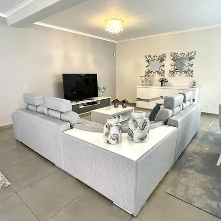 Hotel Beautiful 3-bed House In